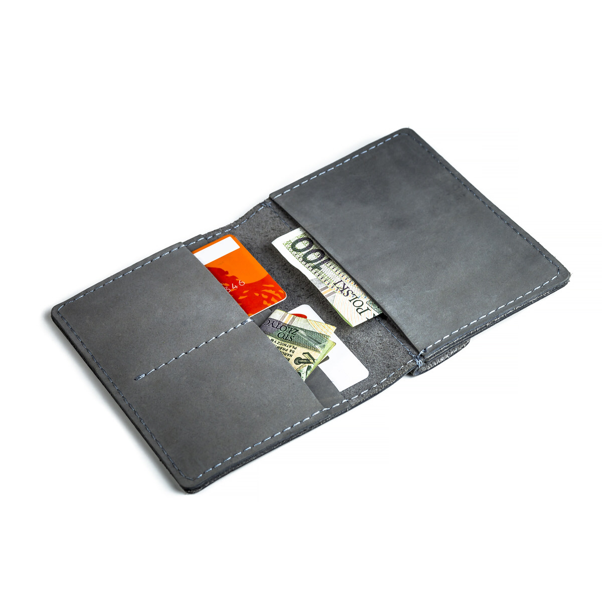 zdjęcie szarego otwartego pełnego portfela brodrene na białym tle fotografia packshot rzeszów