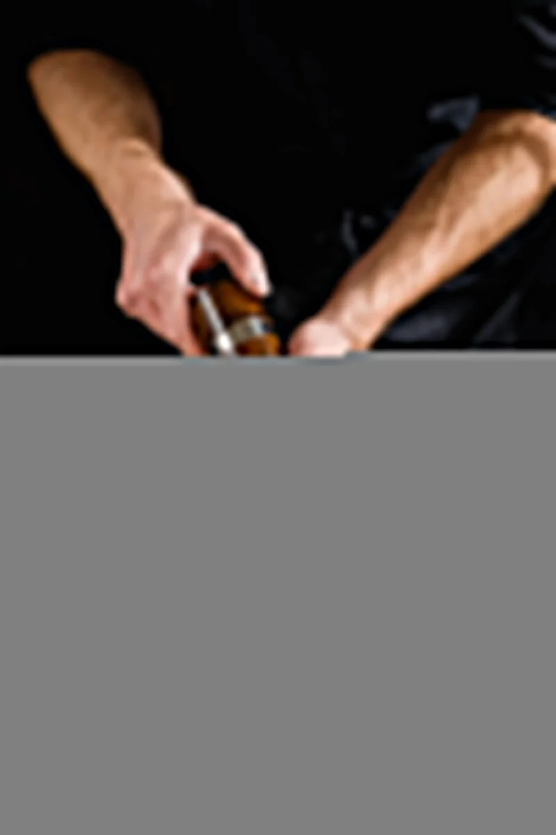 zdjęcie męskich rąk trzymających brązowy młynek do przypraw nad jedzeniem zdjęcia reklamowe rzeszów