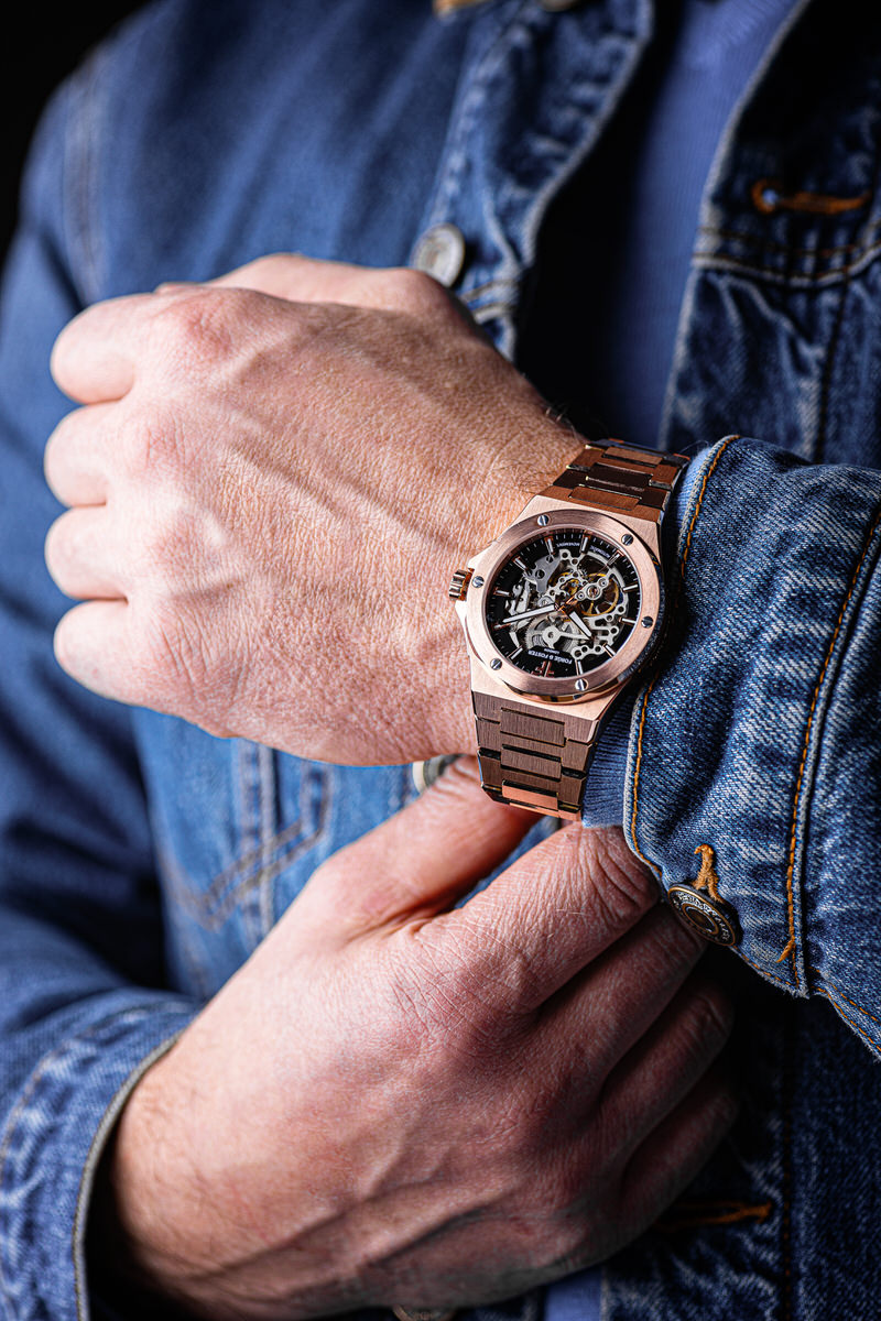 zdjęcie metalowego zegarka rosegold na ręce w kurtce jeans denim fotografia produktowa reklamowa rzeszów