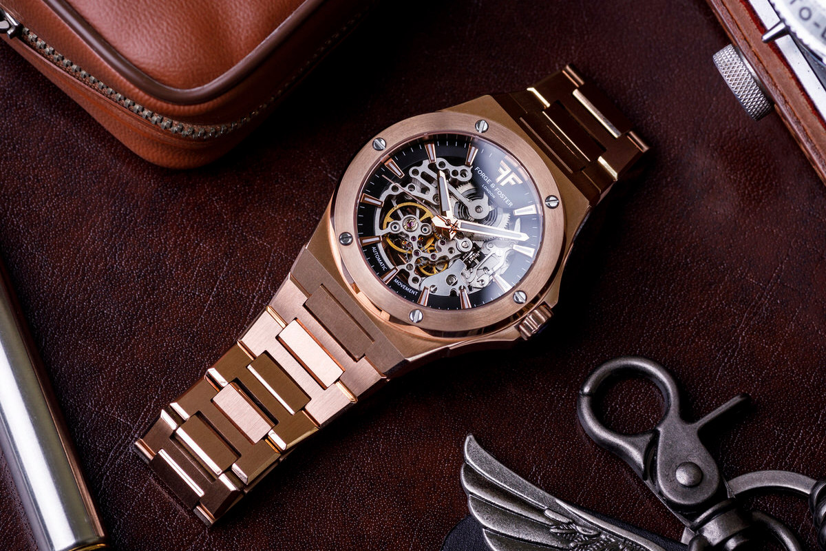 sklep internetowy zdjęcie zegarka forge&foster metalowego rosegold flatlay na brązowym skórzanym tle fotografia reklamowa rzeszów