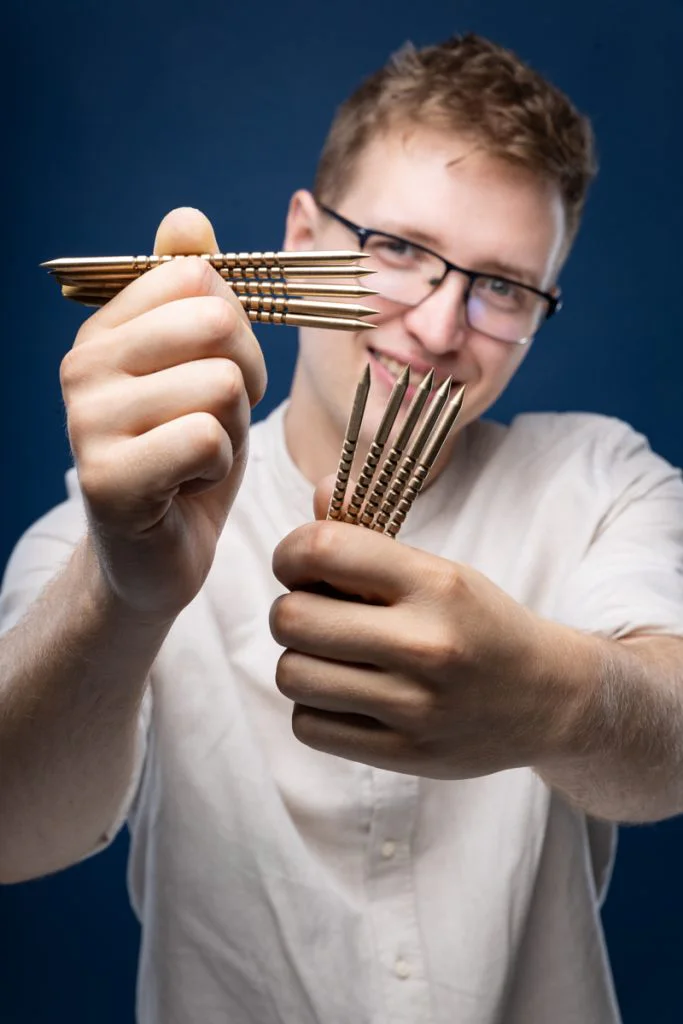 Zdjęcie reklamowe mężczyzny w okularachtrzymającego metalowe przyrządy do masażu fotografia reklamowa Zdjęcie reklamowe mężczyzny w okularachtrzymającego metalowe przyrządy do masażu fotografia reklamowa